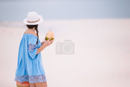 Téléchargez les photos : "Jeune belle femme qui s'amuse sur le littoral tropical. Fille heureuse marchant sur la plage tropicale de sable blanc
" - en image libre de droit