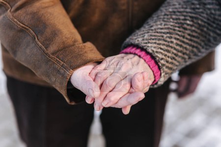 Foto de Cierren las manos de los ancianos. Hombre y mujer. Un par. Abuelo y abuela. Amor para siempre - Imagen libre de derechos