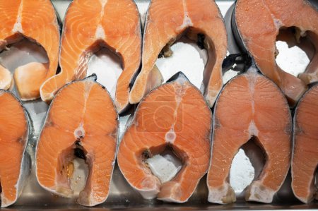Téléchargez les photos : "Steaks de saumon poisson gros plan dans un marché" - en image libre de droit