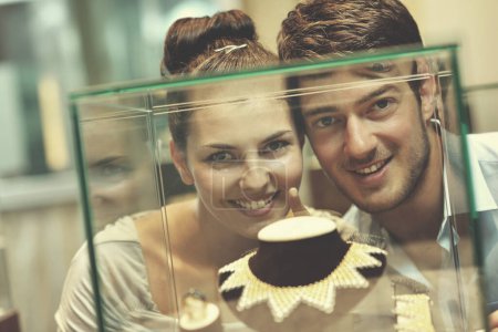 Téléchargez les photos : Heureux jeune couple dans la bijouterie - en image libre de droit