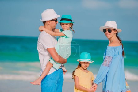 Téléchargez les photos : Joyeux belle famille avec des enfants sur la plage - en image libre de droit