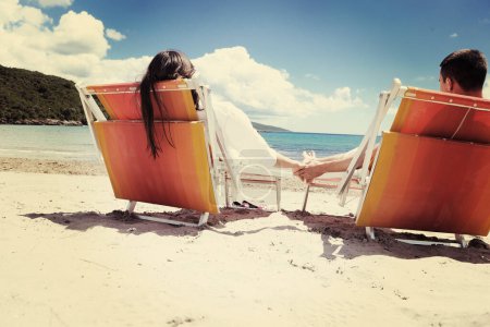 Téléchargez les photos : Happy couple have fun on the beach - en image libre de droit
