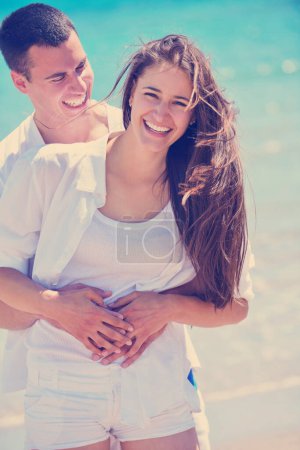 Téléchargez les photos : "happy couple have fun on the beach" - en image libre de droit