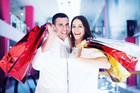 Téléchargez les photos : "heureux jeune couple dans le shopping
" - en image libre de droit