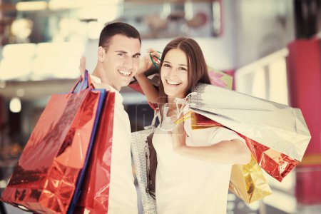 Téléchargez les photos : "heureux jeune couple dans le shopping
" - en image libre de droit