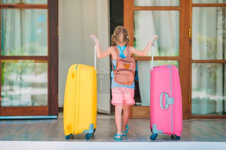 Foto de Adorable niña con equipaje listo para viajar - Imagen libre de derechos