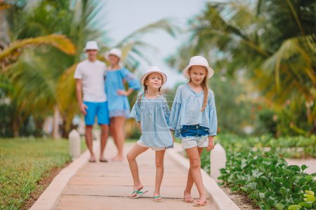 Téléchargez les photos : Jeune famille en vacances ont beaucoup de plaisir - en image libre de droit