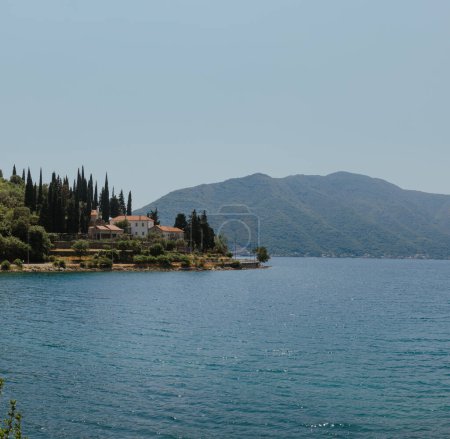 Foto de Bahía de Kotor del Mar Adriático, Montenegro. Hermosa vista del paisaje natural. orilla de Kotor. Paisaje escénico resort de verano. descanso de verano, vacaciones - Imagen libre de derechos