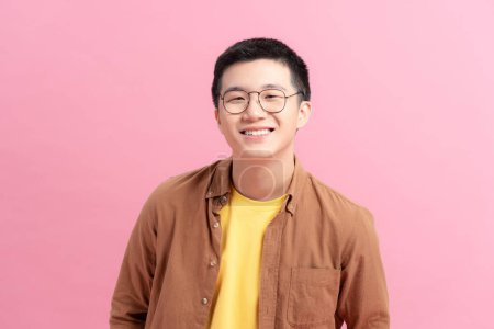 Téléchargez les photos : "Souriant jeune homme vietnamien à lunettes regardant la caméra" - en image libre de droit