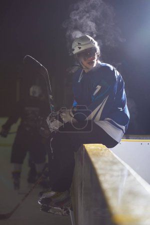 Foto de Jugadores de hockey sobre hielo en el banco - Imagen libre de derechos