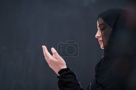 Téléchargez les photos : Portrait de jeune femme musulmane faisant dua - en image libre de droit