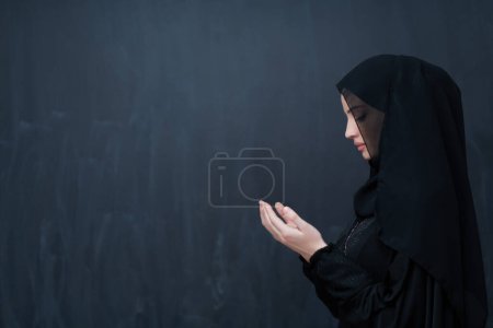 Foto de Retrato de una joven musulmana haciendo dua - Imagen libre de derechos