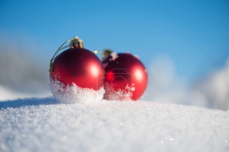Foto de Bolas rojas de Navidad en nieve fresca. Vacaciones de invierno conept - Imagen libre de derechos