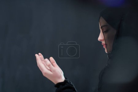 Foto de Retrato de una joven musulmana rezando - Imagen libre de derechos