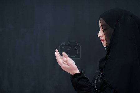 Téléchargez les photos : Portrait de jeune femme musulmane faisant dua - en image libre de droit