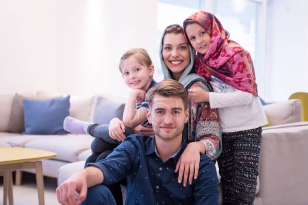 Foto de Retrato de la joven feliz familia musulmana moderna - Imagen libre de derechos