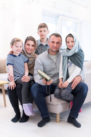 Téléchargez les photos : Portrait de jeune famille musulmane moderne heureuse - en image libre de droit