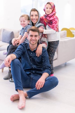 Téléchargez les photos : Portrait de jeune famille musulmane moderne heureuse - en image libre de droit
