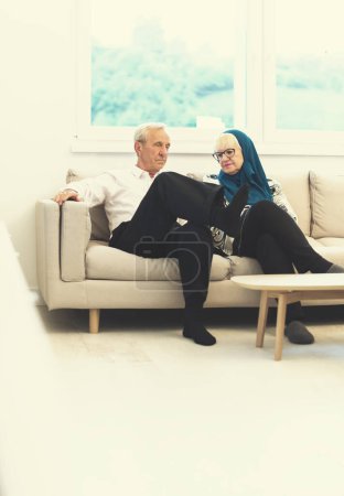 Foto de "retrato de pareja de ancianos musulmanes modernos" - Imagen libre de derechos