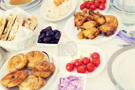 Téléchargez les photos : "belle nourriture colorée décorée et servie
" - en image libre de droit