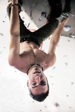 Téléchargez les photos : Homme faisant du sport d'escalade - en image libre de droit