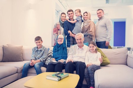 Foto de Retrato de la feliz familia musulmana moderna - Imagen libre de derechos