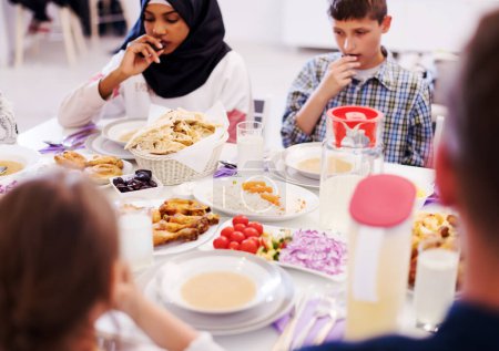 Téléchargez les photos : Famille musulmane multiethnique moderne ayant une fête du Ramadan - en image libre de droit
