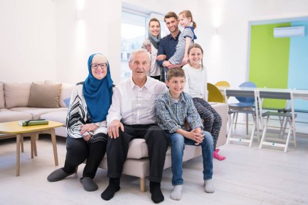 Téléchargez les photos : Portrait de famille musulmane moderne heureuse - en image libre de droit