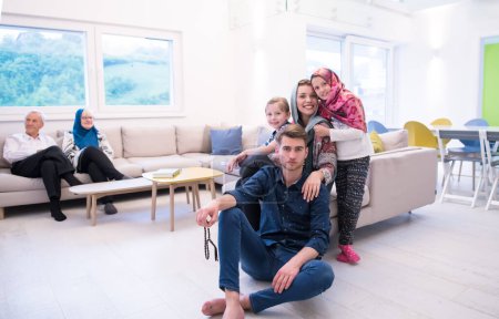 Foto de Retrato de la feliz familia musulmana moderna - Imagen libre de derechos