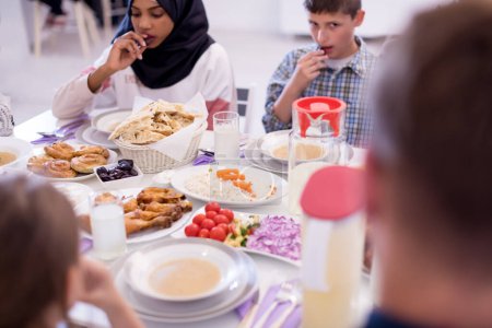 Foto de Familia musulmana multiétnica moderna teniendo una fiesta de Ramadán - Imagen libre de derechos