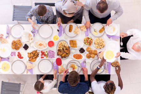 Foto de Vista superior de la familia musulmana multiétnica moderna teniendo una fiesta de Ramadán - Imagen libre de derechos