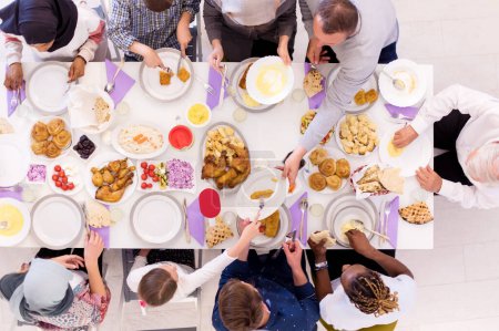 Foto de Vista superior de la familia musulmana multiétnica moderna teniendo una fiesta de Ramadán - Imagen libre de derechos