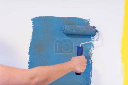 Téléchargez les photos : Mur de peinture à la main décorateur - en image libre de droit
