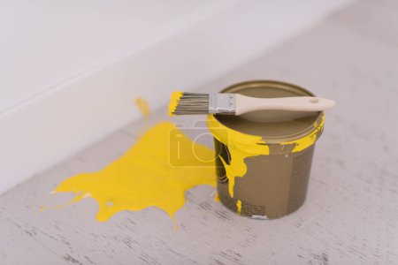 Foto de Lata de pintura amarilla con cepillo en la parte superior - Imagen libre de derechos