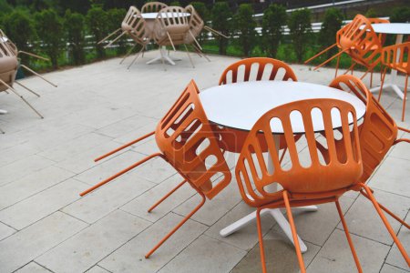 Téléchargez les photos : Restaurant tables and chairs at outdoor sitting at restaurant  during coronavirus pandemic - en image libre de droit