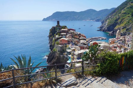 Téléchargez les photos : Village de Vernazza du point de vue dans le Parc National des Cinque Terre sur la Riviera Italienne, Ligurie, Italie - en image libre de droit