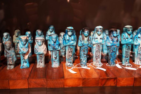 Téléchargez les photos : TURIN, ITALY - AUGUST 19, 2021: blue small votive statuettes during the Egyptian civilization, Egyptian Museum of Turin, Italy - en image libre de droit
