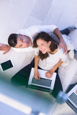 Téléchargez les photos : Couple utilisant une tablette et un ordinateur portable, vue de dessus - en image libre de droit