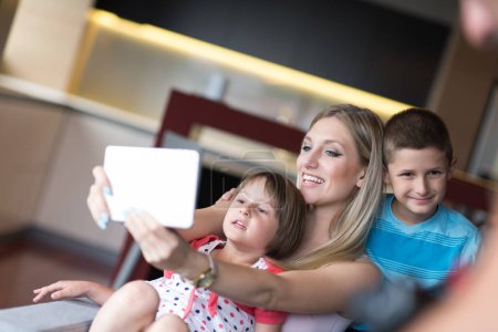 Téléchargez les photos : Jeune famille utilisant une tablette pour faire des plans futurs - en image libre de droit