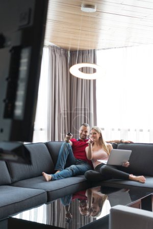 Téléchargez les photos : "couple heureux se détend dans le salon
" - en image libre de droit