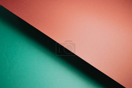 Foto de Fondo de composición de geometría de papel de color verde y naranja abstracto, sombras minimalistas, espacio de copia. Formas geométricas mínimas. Concepto de fondo colorido - Imagen libre de derechos