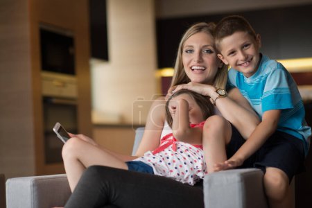 Téléchargez les photos : Famille s'amuser à la maison - en image libre de droit