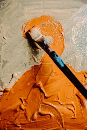 Téléchargez les photos : Peint fond de couleur, Texture abstraite de peinture orange. Pinceau de peinture avec texture. Espace de copie - en image libre de droit