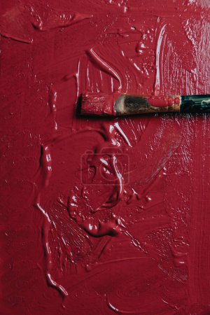 Foto de Pintura abstracta acrílica y acuarela. Fondo de lona con pincel de color rojo oscuro - Imagen libre de derechos