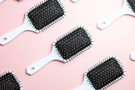 Téléchargez les photos : Combs, hairdresser tools on pink background top view mockup pattern, minimalism, beauty style concept - en image libre de droit