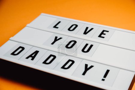 Téléchargez les photos : Dad day sign over a pastel pink background says love you daddy, love concept, minimal, copy space, style design - en image libre de droit