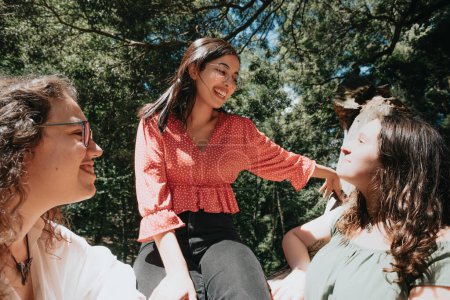 Téléchargez les photos : Trois femmes passent une journée amusante dans la forêt, concept multiculturel et d'amitié, soins et amour - en image libre de droit