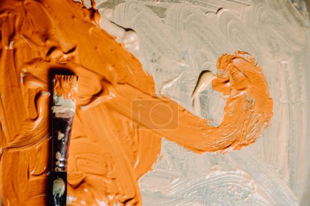 Téléchargez les photos : Peinture abstraite acrylique et aquarelle. Toile de fond avec un pinceau, couleur orange et blanc - en image libre de droit