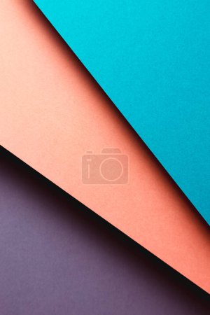 Téléchargez les photos : Abstrait violet, bleu et orange et jaune couleur papier géométrie composition fond avec des formes, ombres minimalistes, espace de copie. Formes géométriques minimales. Concept de fond coloré - en image libre de droit