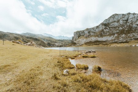 Téléchargez les photos : Colorful landscape of the mountains of Asturias during a sunny day, Covadonga lakes, peaceful scenario, snowy mountains, copy space - en image libre de droit